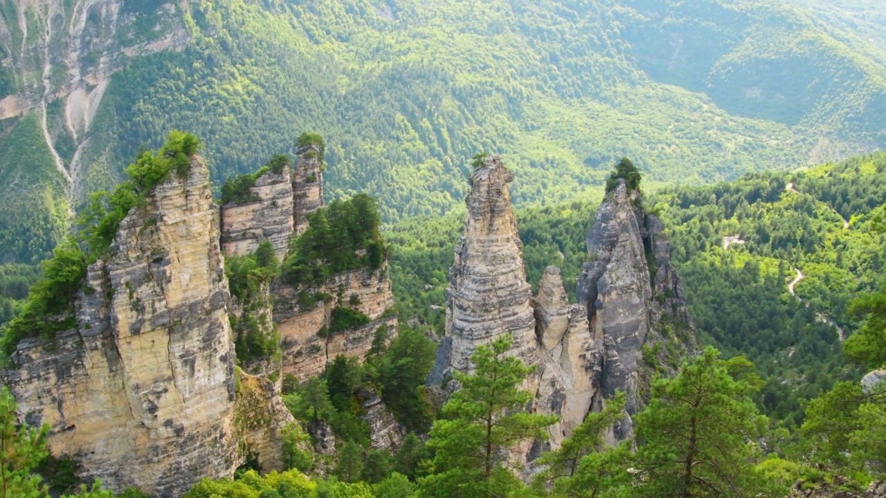 Penning视图Sairme柱子在格鲁吉亚。高加索著名的旅游胜地视频素材