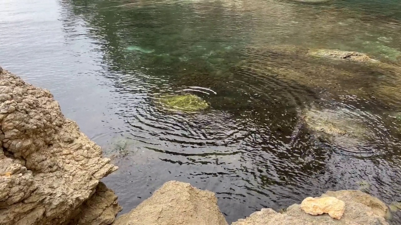 地中海风景如画的岩石海岸。清澈海水的圆石滩。视频素材