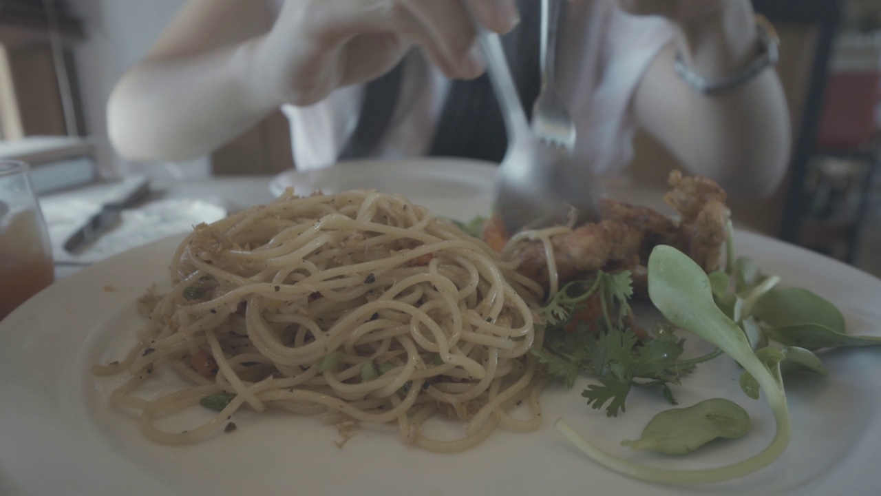 东南亚女人在泰国餐厅吃食物视频素材