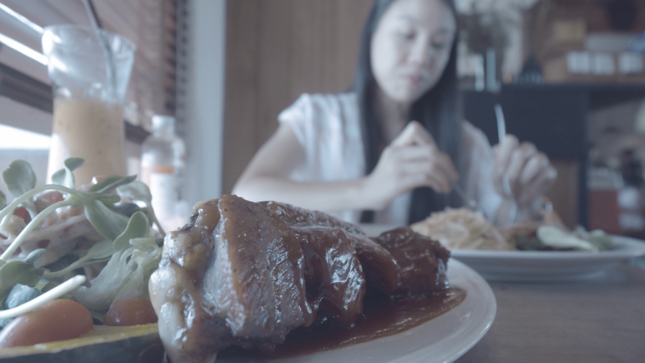 东南亚女人在泰国餐厅吃食物视频素材