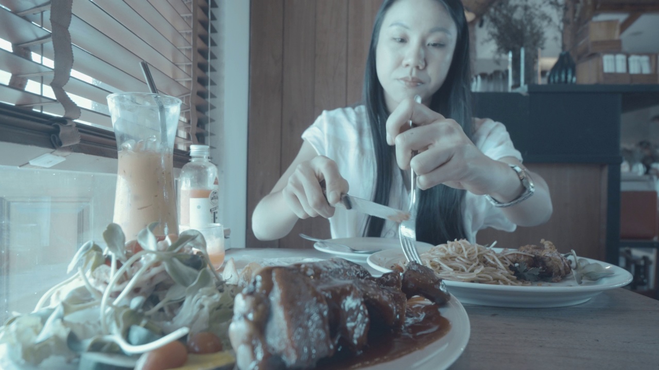 东南亚女人在泰国餐厅吃食物视频素材