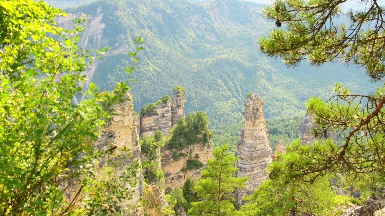 放大视图Sairme支柱在格鲁吉亚。高加索著名的旅游胜地视频素材