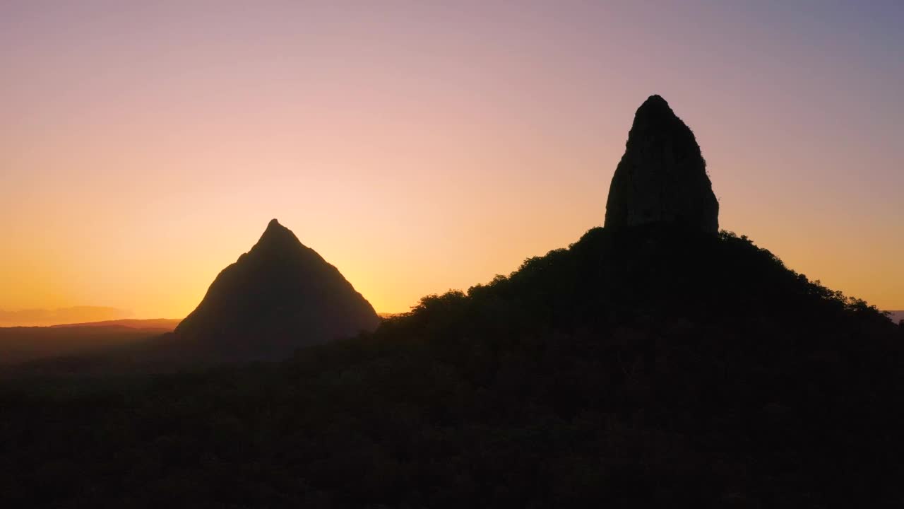 阳光海岸腹地玻璃屋山脉的鸟瞰图。视频素材