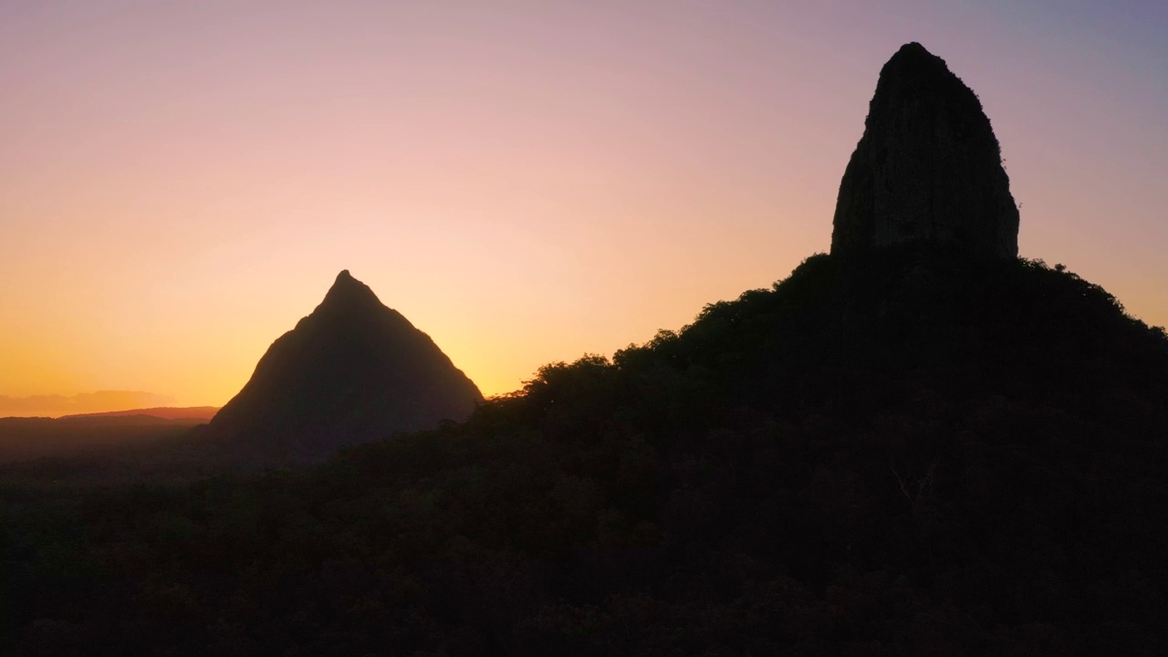 阳光海岸腹地玻璃屋山脉的鸟瞰图。视频素材