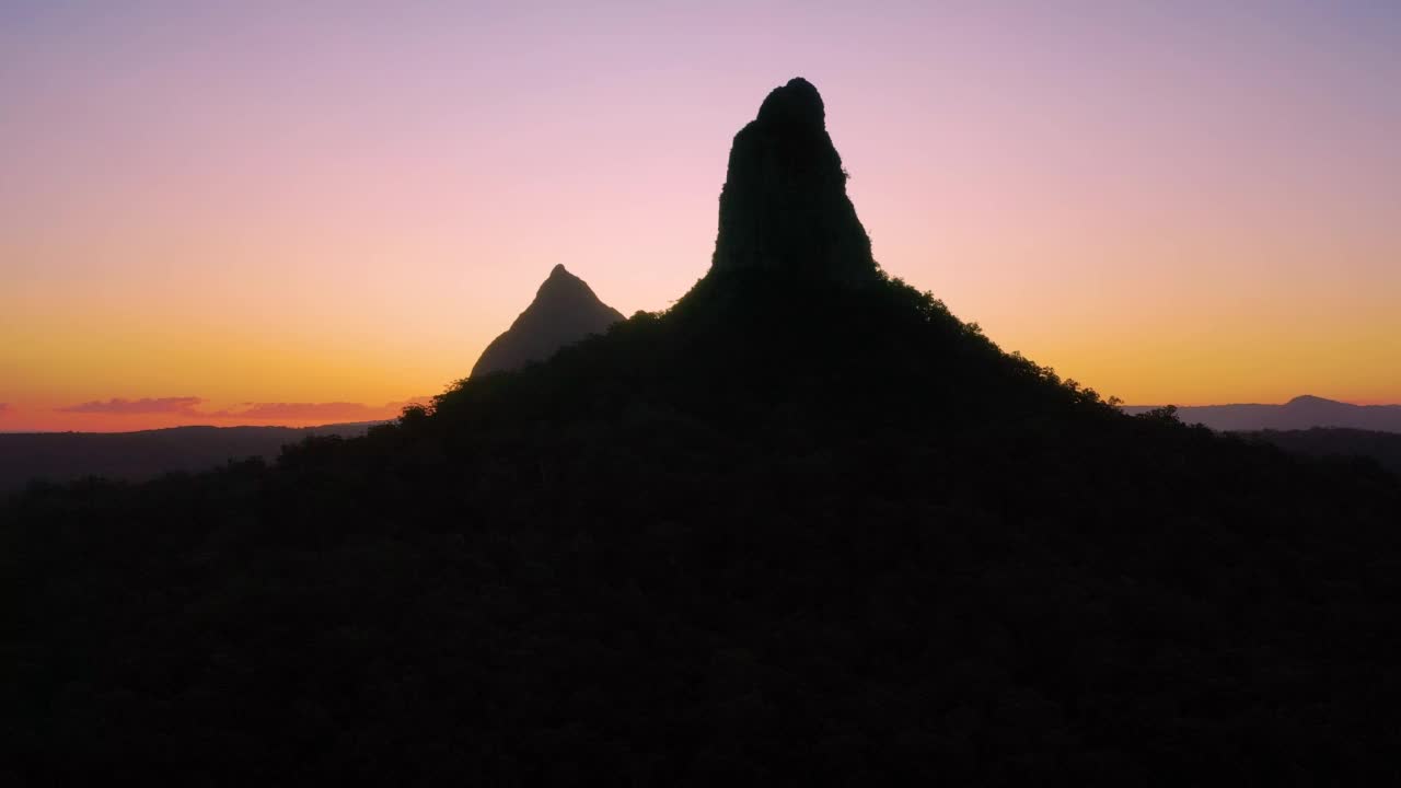 阳光海岸腹地玻璃屋山脉的鸟瞰图。视频素材