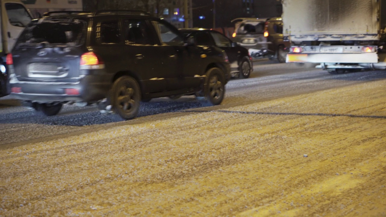 下雪的莫斯科，路上有很多车，一个夜晚的城市。视频素材