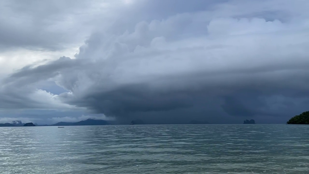 海上风暴云和雨的时间流逝。戏剧性的天空。在黑暗的暴风雨多云的照明视频素材