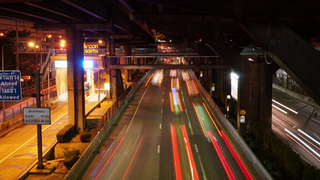 时间流逝的夜晚交通Vibhavadi Rangsit路曼谷泰国。视频素材