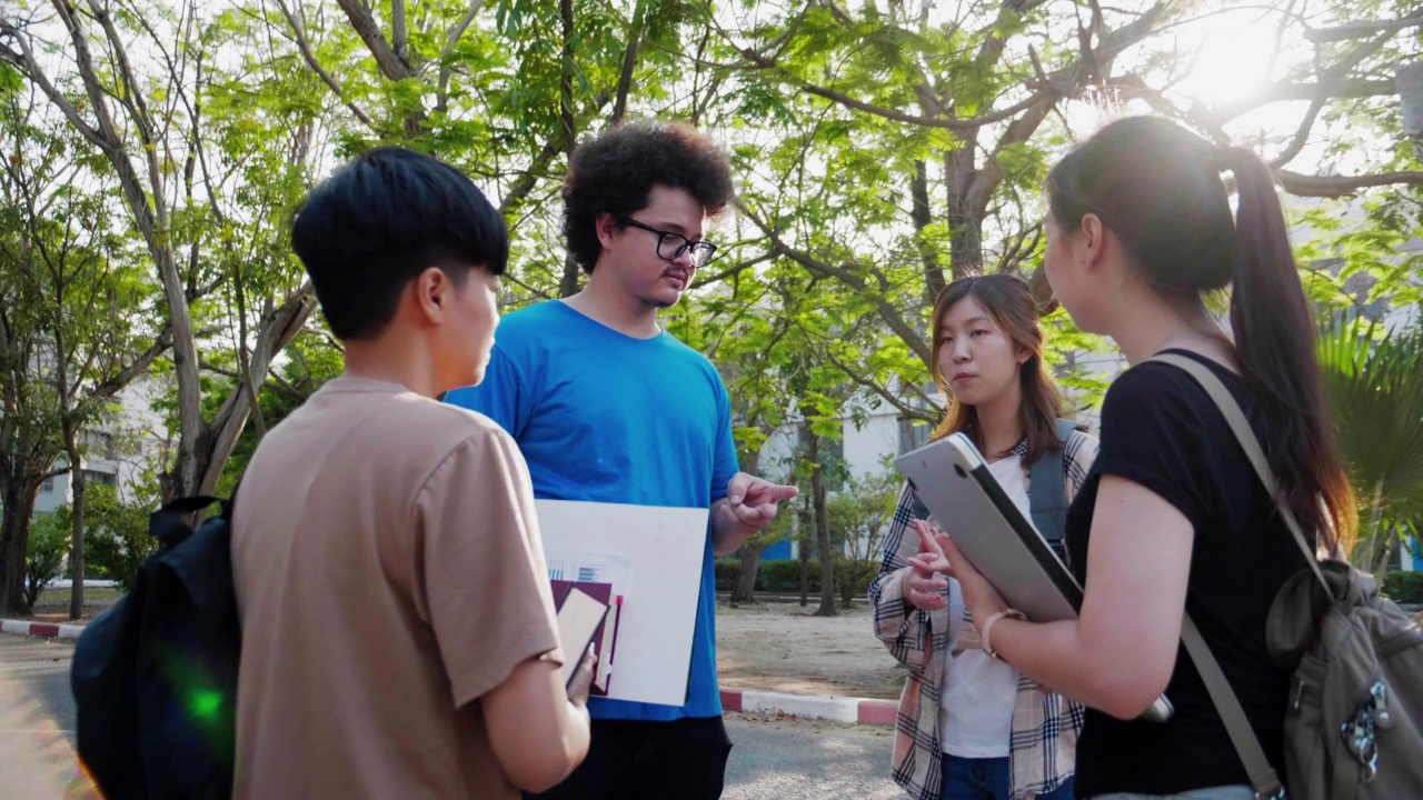 亚洲学生朋友在课堂上谈论学习。教育和学生。视频素材