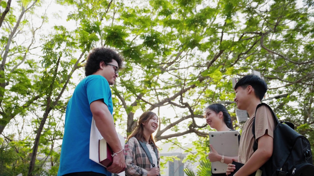 亚洲学生朋友在大学里互相问候。教育和学生。视频素材