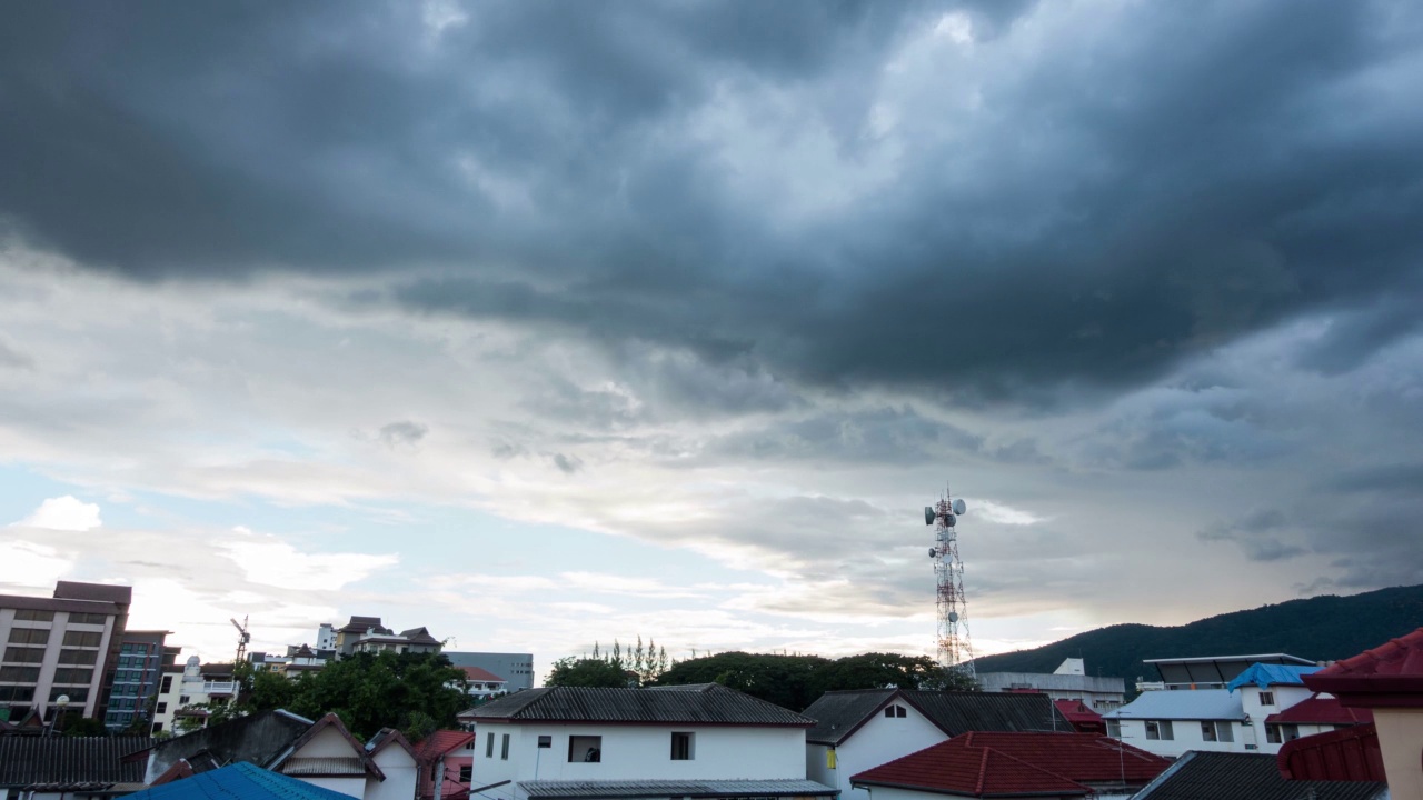 雨云笼罩着村庄视频素材