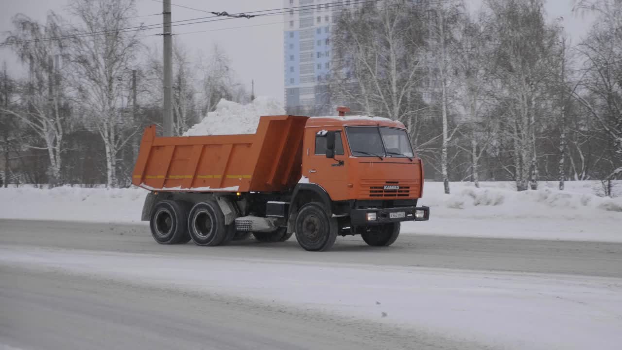 卡车正在清除俄罗斯巴尔瑙尔的积雪。视频素材