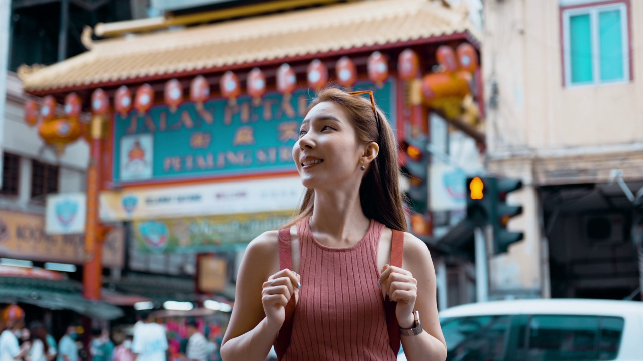 一名亚洲女子在吉隆坡的八打岭街上旅行视频素材