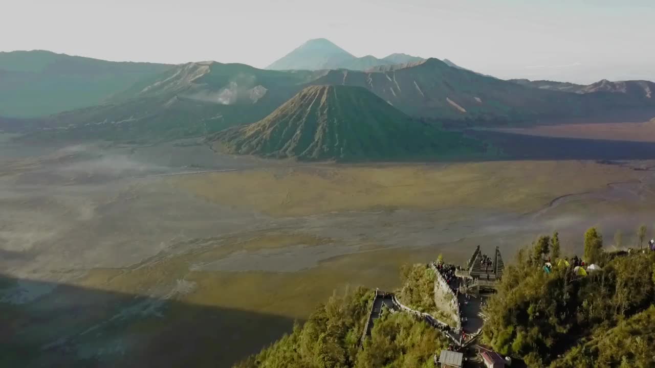 美丽的鸟瞰图，美丽的山景全景视频素材