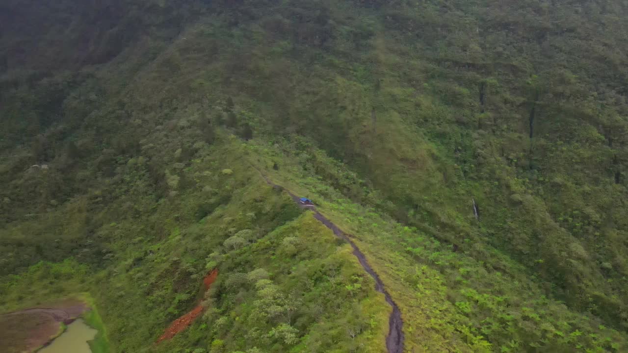 美丽的鸟瞰图，美丽的加隆贡山全景，在西爪哇-印度尼西亚的Ciamis。视频下载