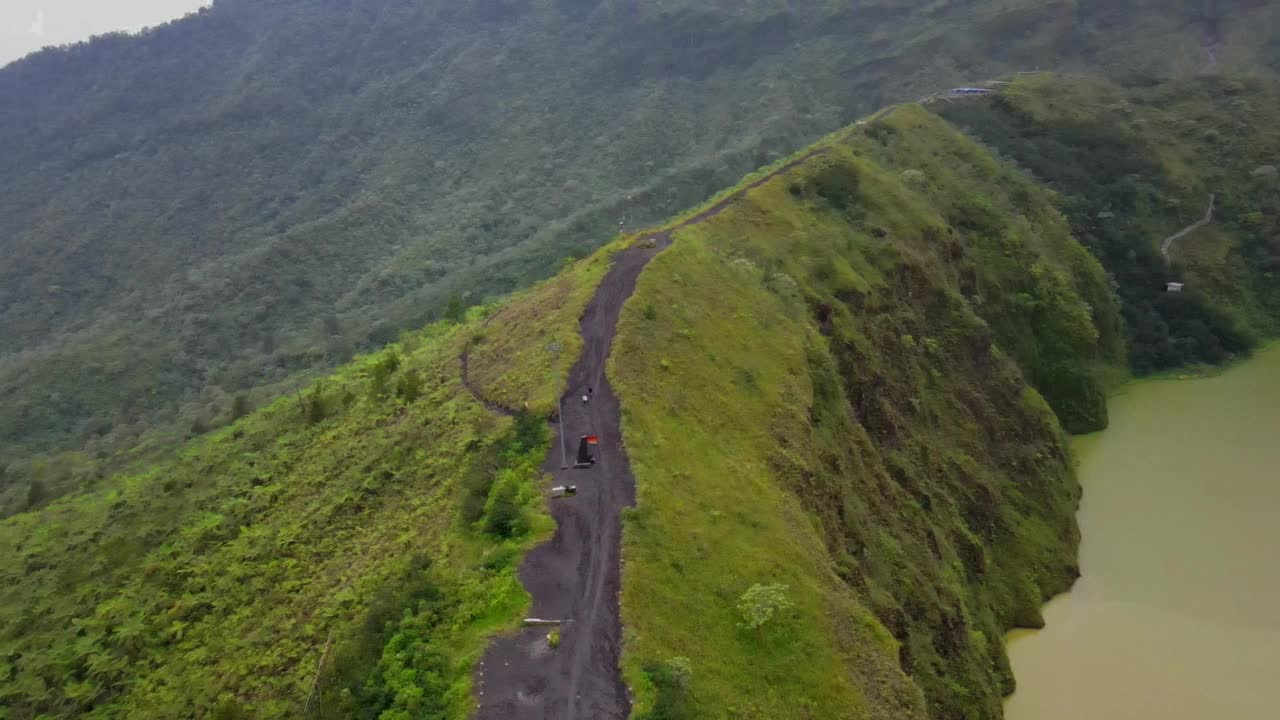 美丽的鸟瞰图，美丽的山景全景视频下载