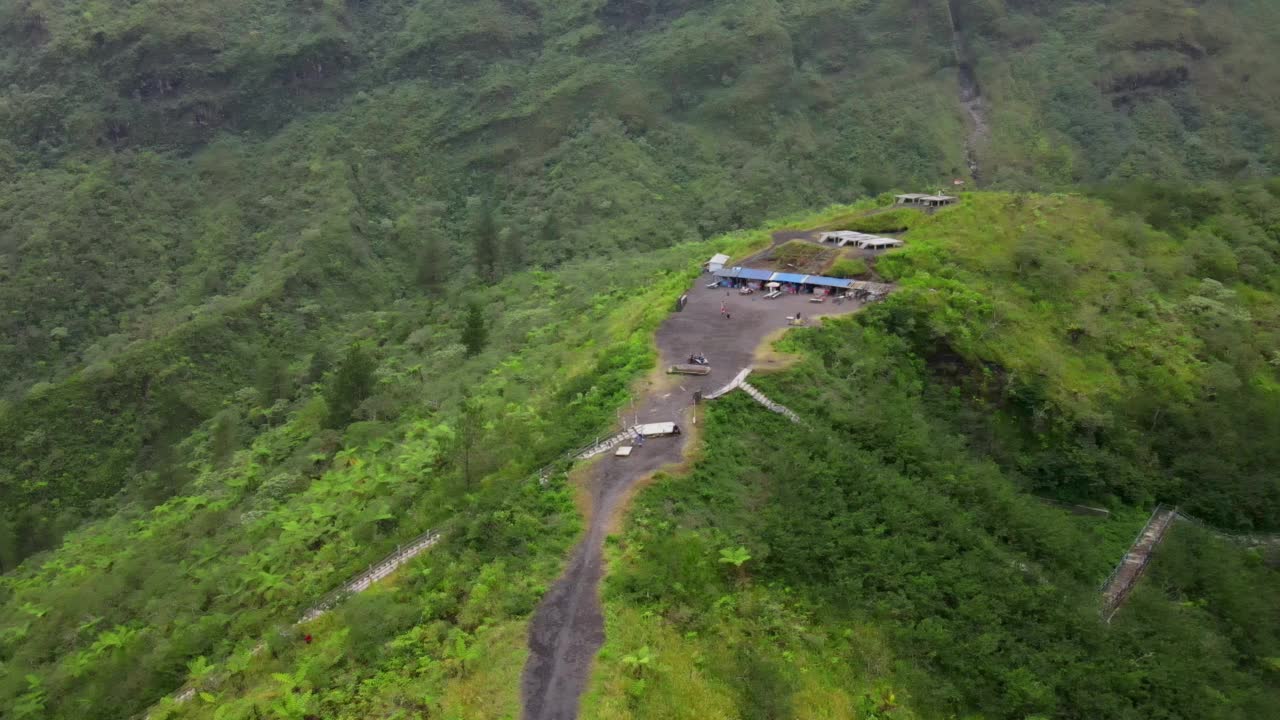 美丽的鸟瞰图，美丽的加隆贡山全景，在西爪哇-印度尼西亚的Ciamis。视频素材