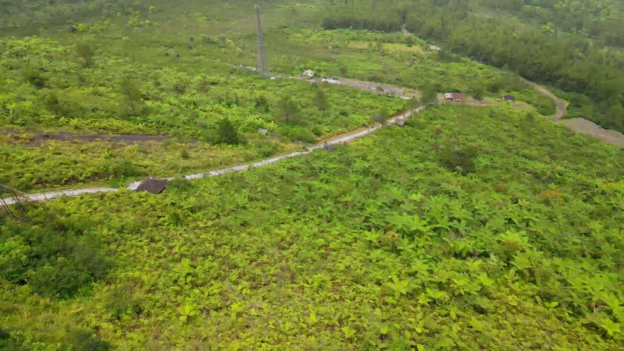 美丽的鸟瞰图，美丽的加隆贡山全景，在西爪哇-印度尼西亚的Ciamis。视频素材