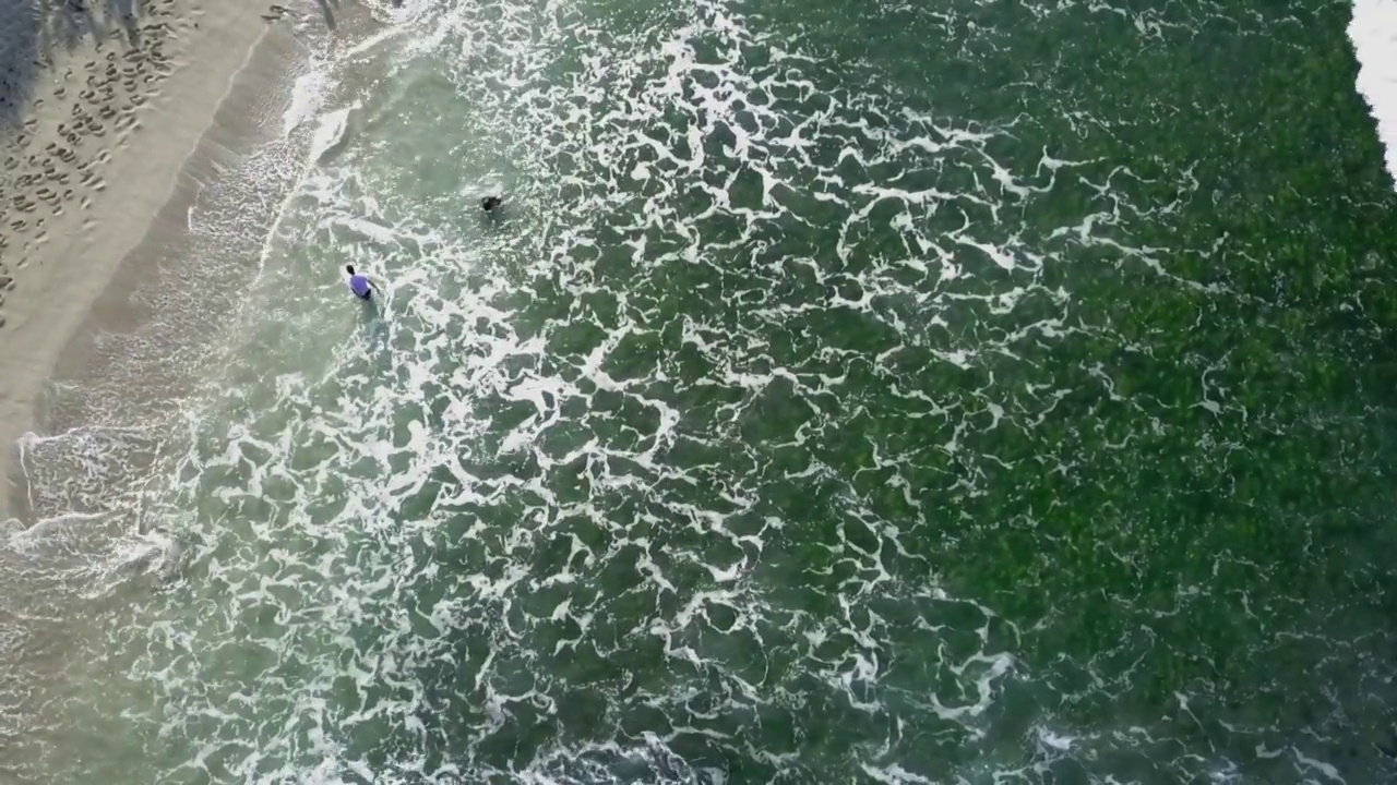 美丽的鸟瞰图，西爪哇岛西米斯邦安达兰海滩的海浪全景。视频素材