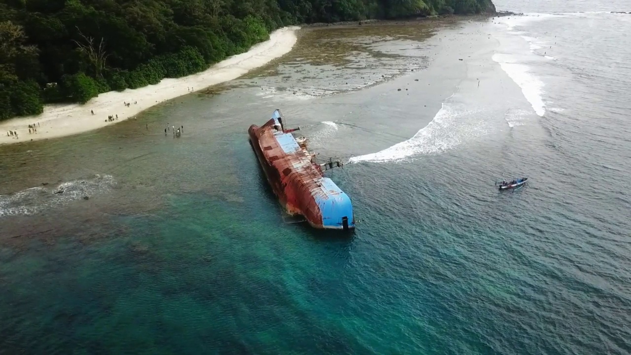 美丽的鸟瞰图，恰米斯邦安达兰海滩的海浪全景。视频下载