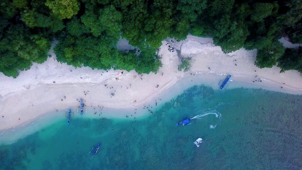 美丽的鸟瞰图，西爪哇岛恰米斯邦安达兰海滩的海浪全景。视频素材