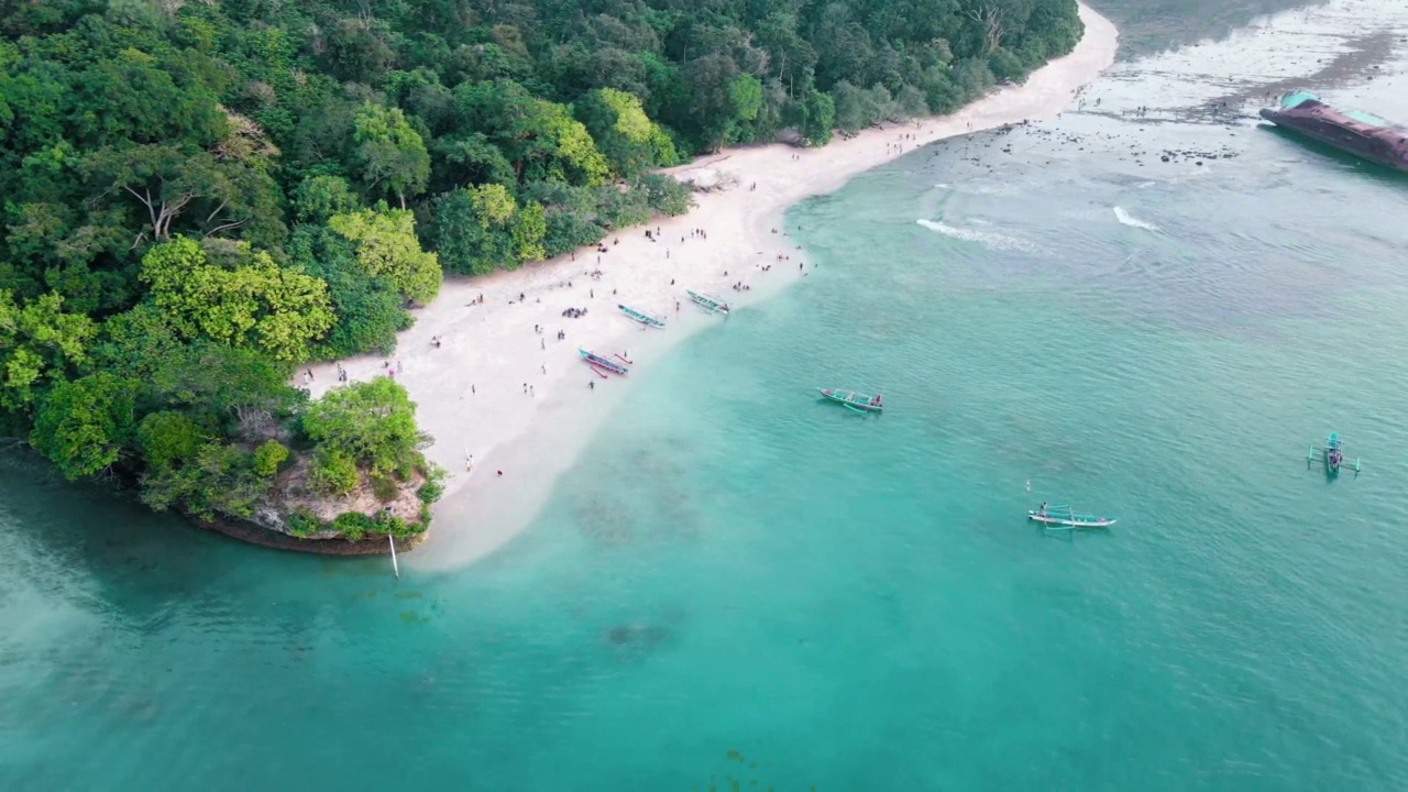 美丽的鸟瞰图，恰米斯邦安达兰海滩的自然全景。视频素材