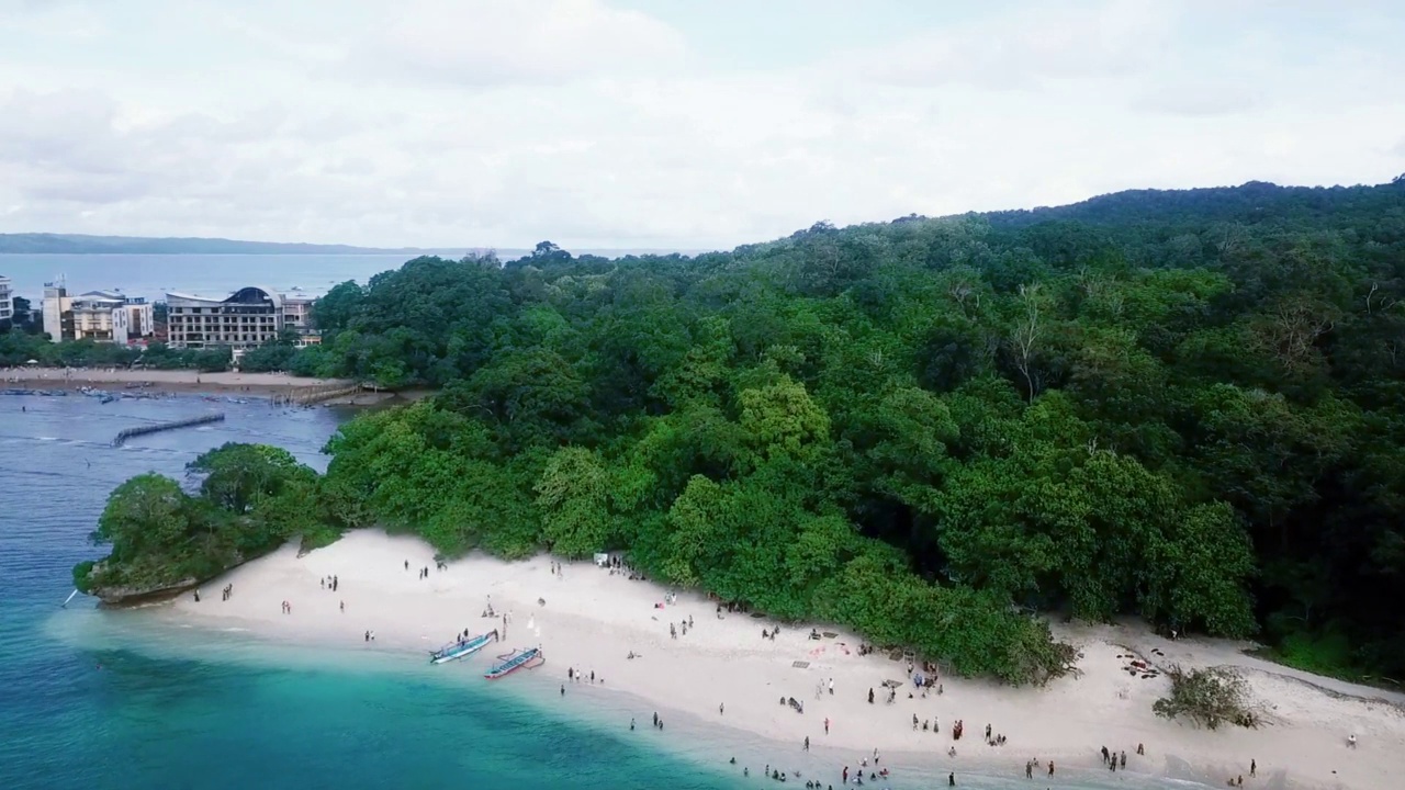 美丽的鸟瞰图，西爪哇岛恰米斯邦安达兰海滩的海浪全景。视频素材