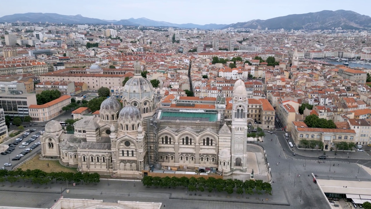 无人机拍摄的法国马赛大教堂(Cathedral de la Major)视频素材