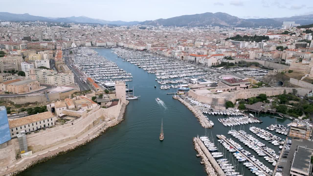 法国马赛老港口(Vieux-Port)的鸟瞰图视频素材