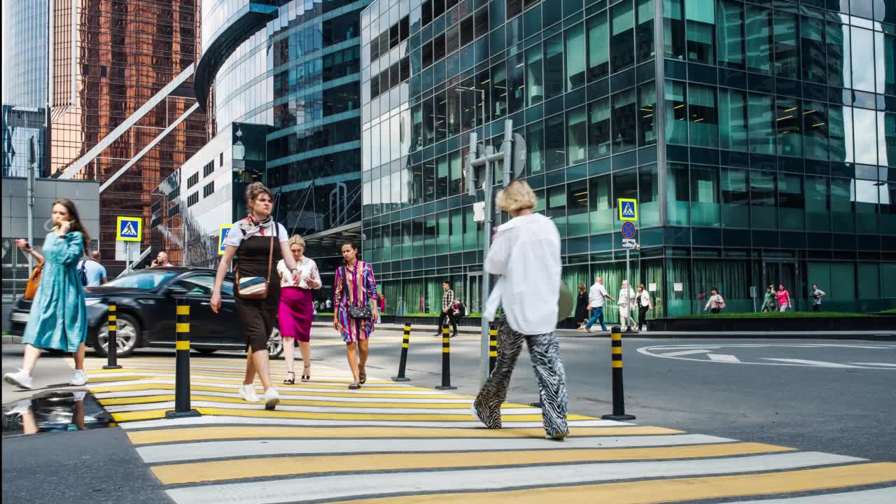 现代商圈人行横道，延时4K超高清视频素材