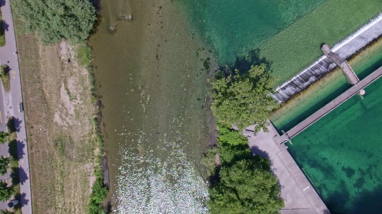 在一个阳光明媚的夏日，Zürich市利马特河的急流和锡尔河的交汇处鸟瞰图。视频素材