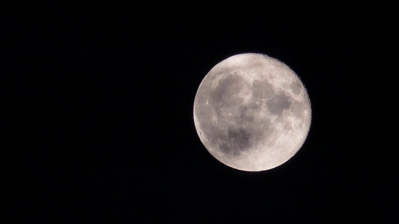 云雾夜的满月4k视频片段，黑夜的满月和快速运动的云，视频素材