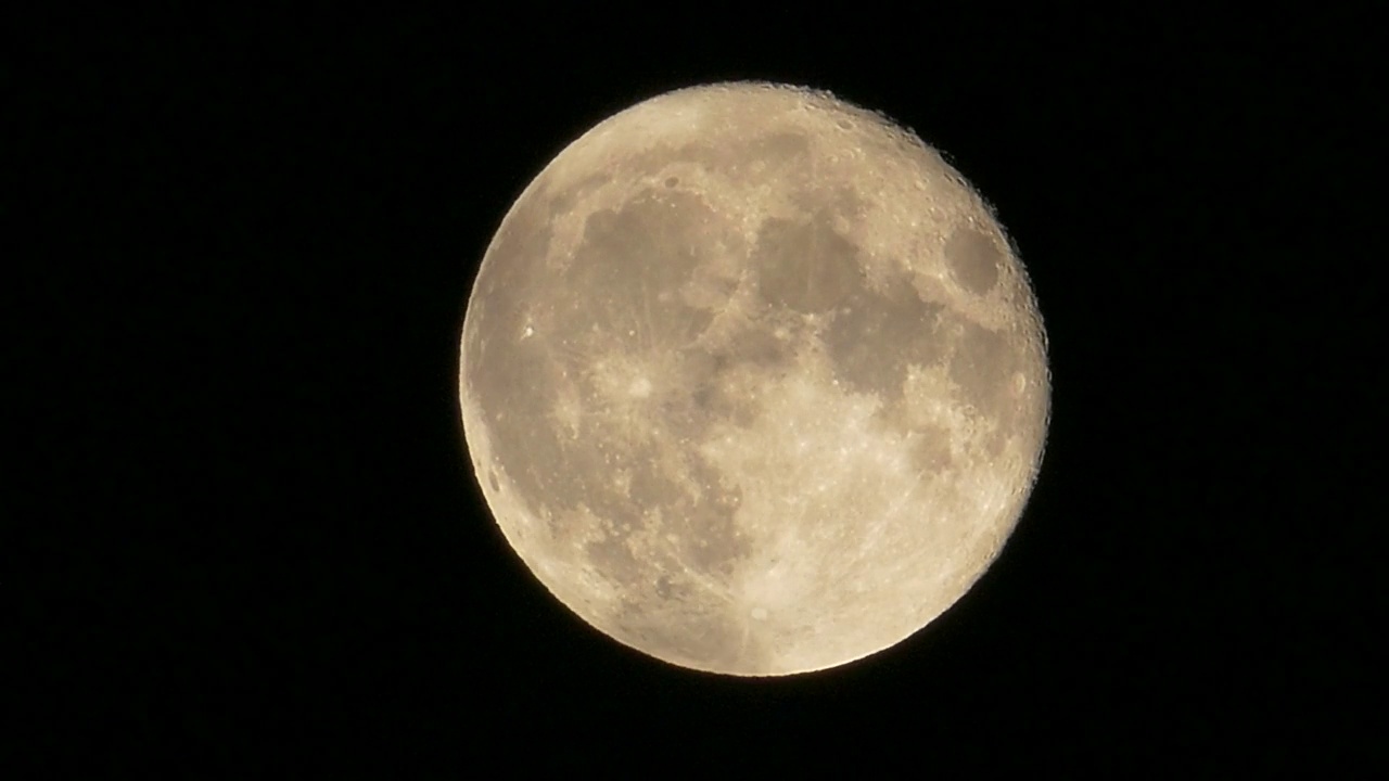 云雾夜的满月4k视频片段，黑夜的满月和快速运动的云，视频素材