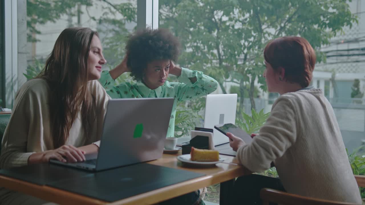 三个女人在咖啡店聊天。不同的女性朋友在餐厅，咖啡馆，一起聊天视频素材