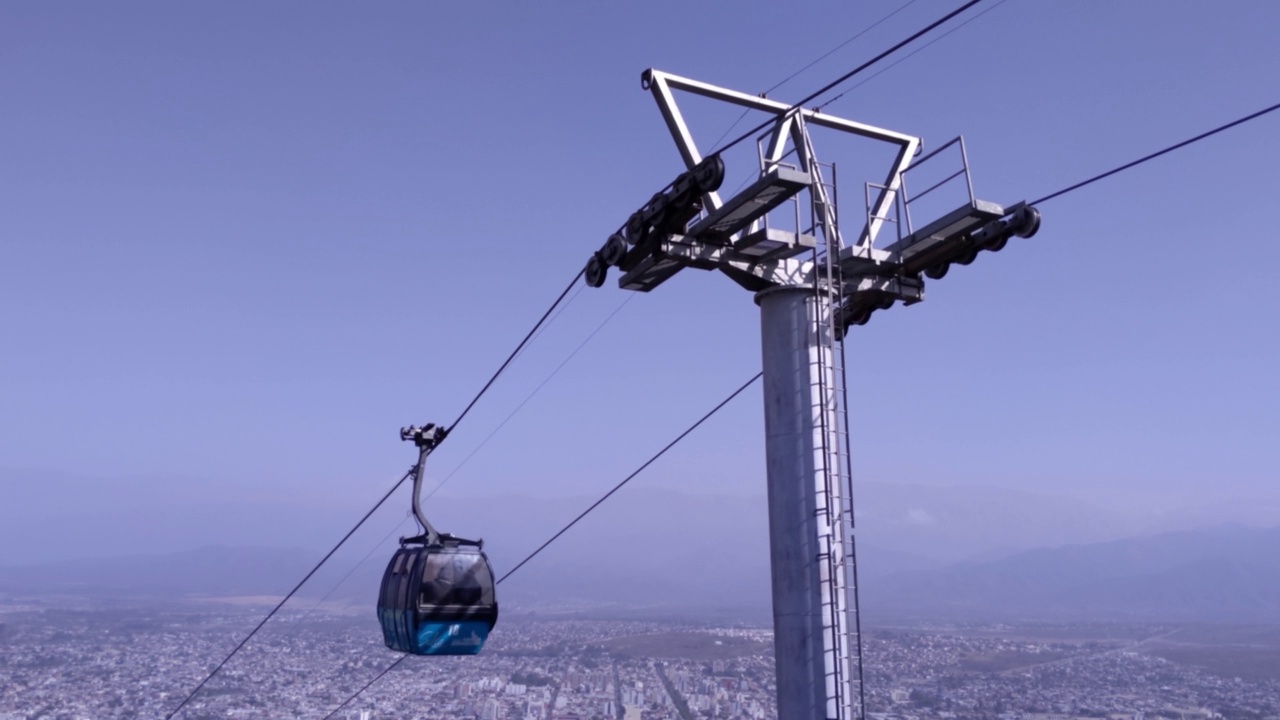 空中吊架和缆车在圣贝纳多山，萨尔塔，首都和最大的城市在阿根廷省的同名。视频素材