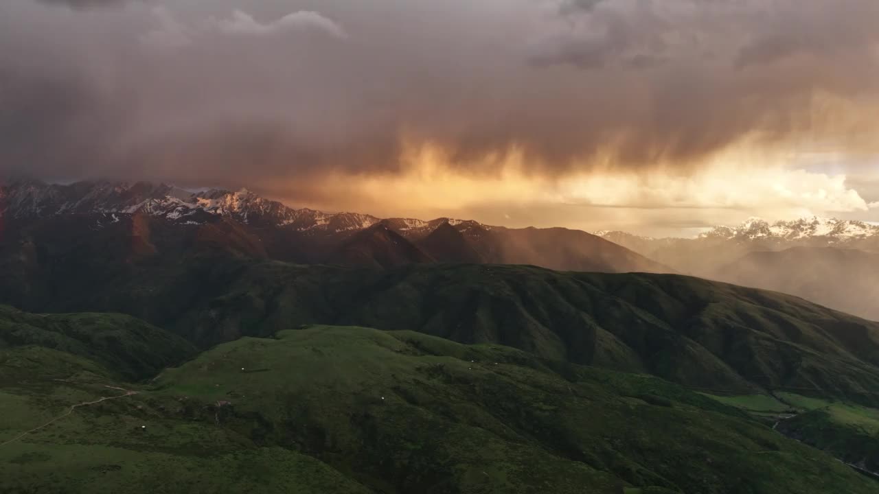 藏区雪山鸟瞰图视频素材