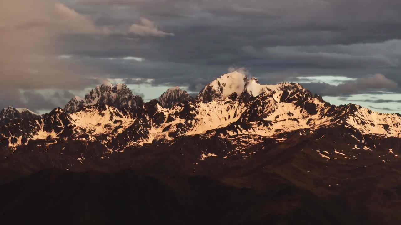 藏区雪山鸟瞰图视频素材