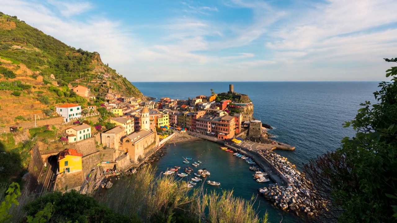 时间流逝的日落场景在古老的村庄Vernazza，美丽和风景秀丽的海滨村庄Vernazza在意大利。五渔村是意大利五渔村的一个小镇视频素材