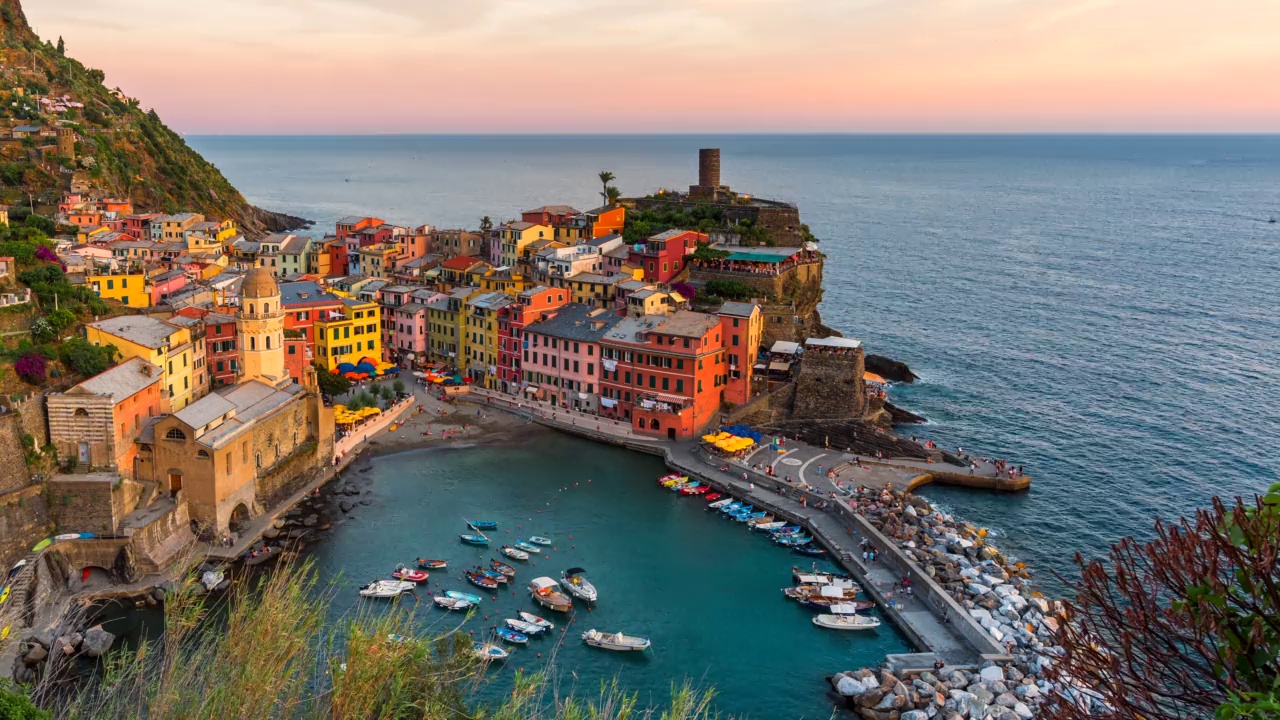 时间流逝的日落场景在古老的村庄Vernazza，美丽和风景秀丽的海滨村庄Vernazza在意大利。五渔村是意大利五渔村的一个小镇视频素材