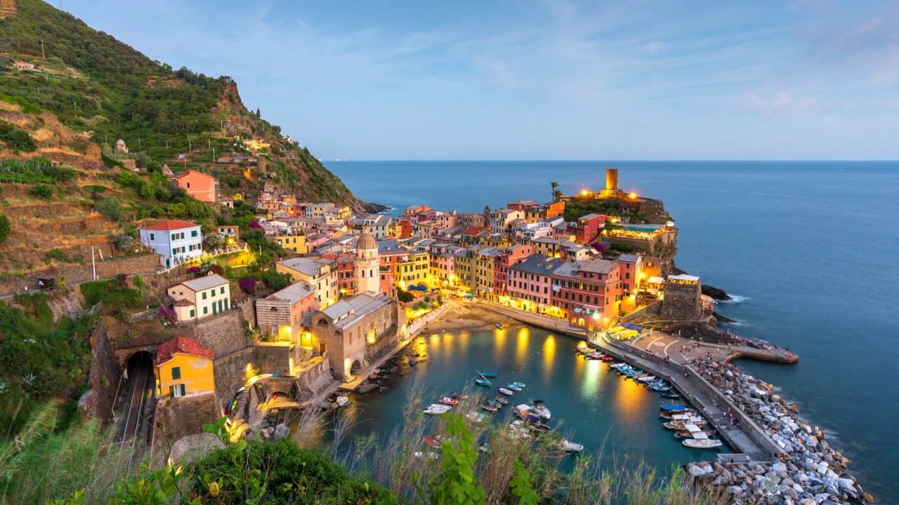 时间流逝的日落场景在古老的村庄Vernazza，美丽和风景秀丽的海滨村庄Vernazza在意大利。五渔村是意大利五渔村的一个小镇视频素材