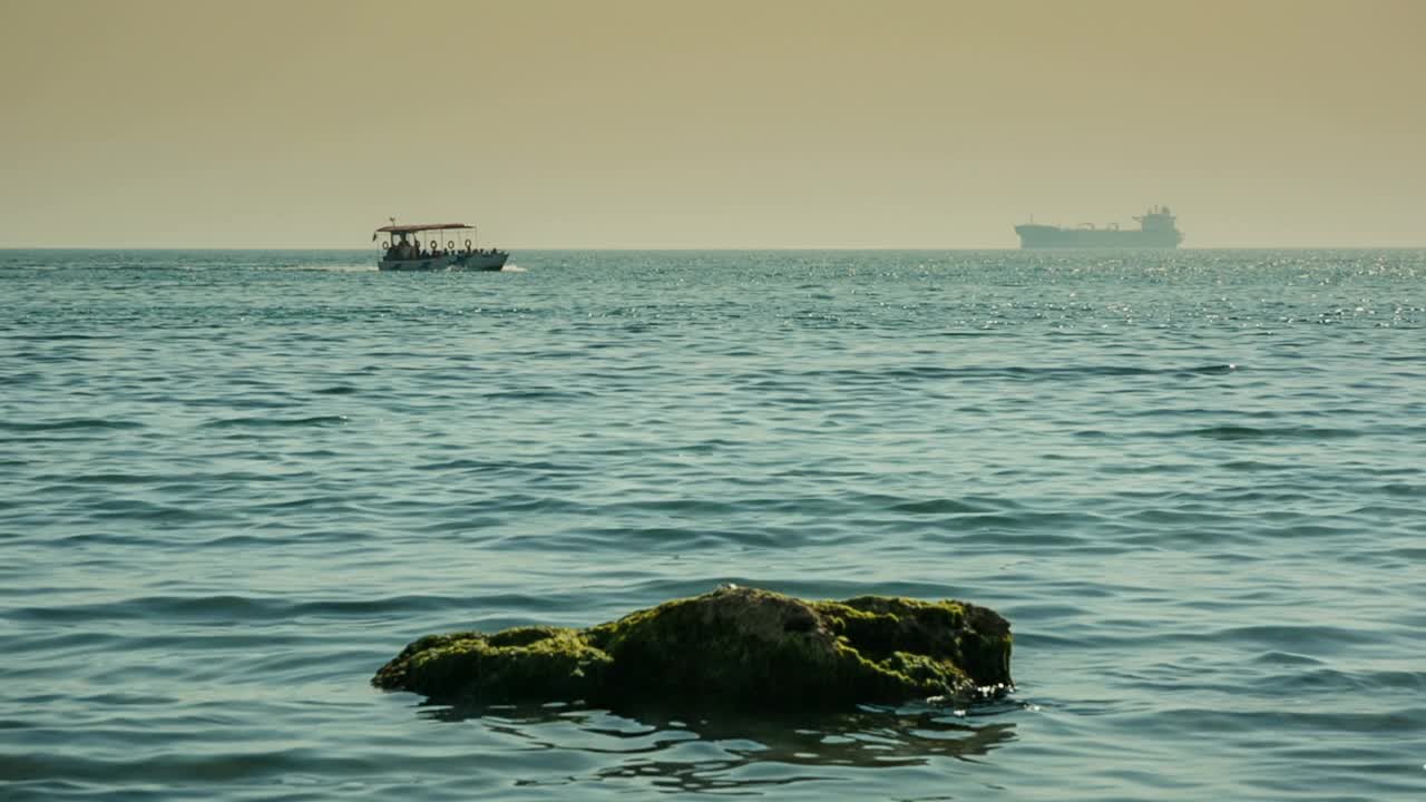 客船和货船的背景- LS视频素材