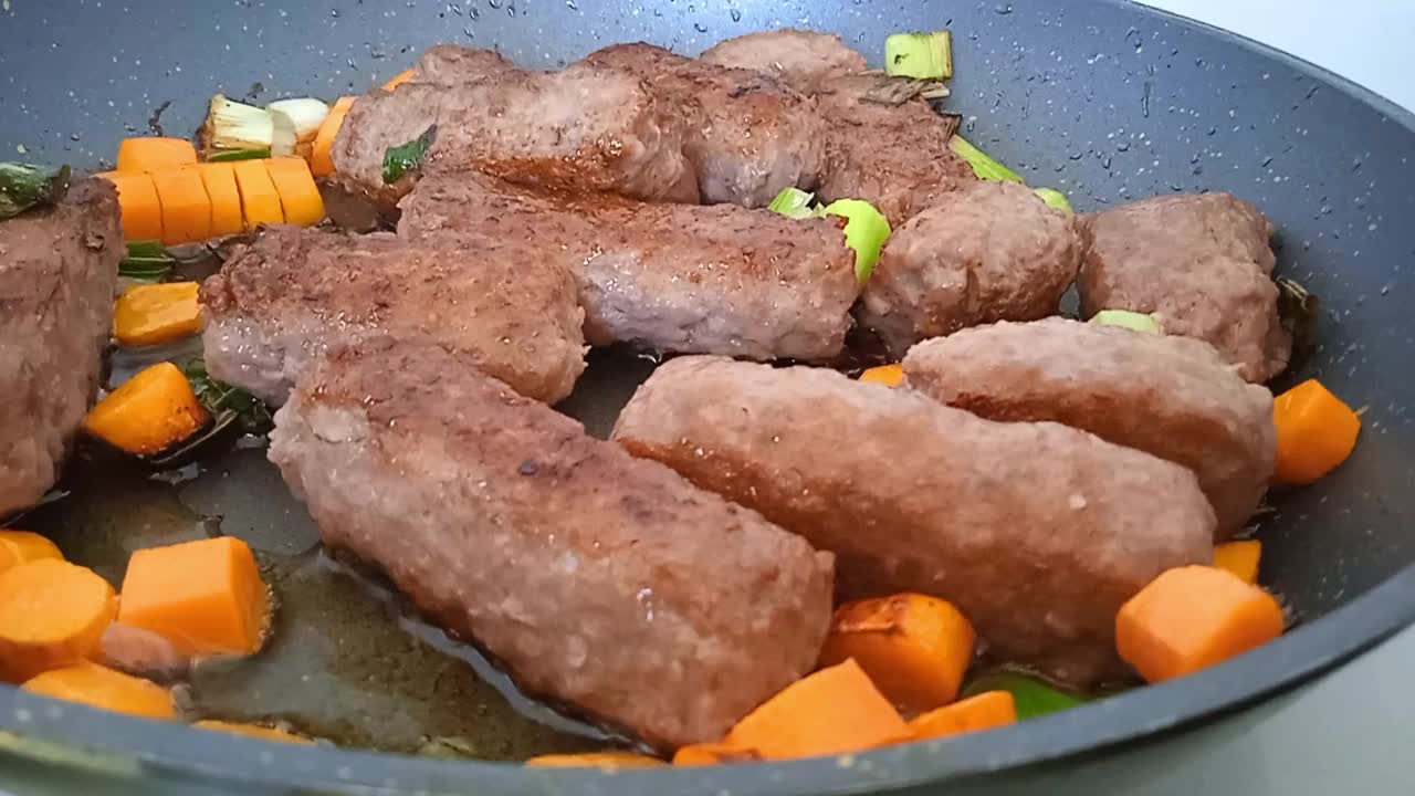 烤肉串，蔬菜烤肉，特写。视频素材