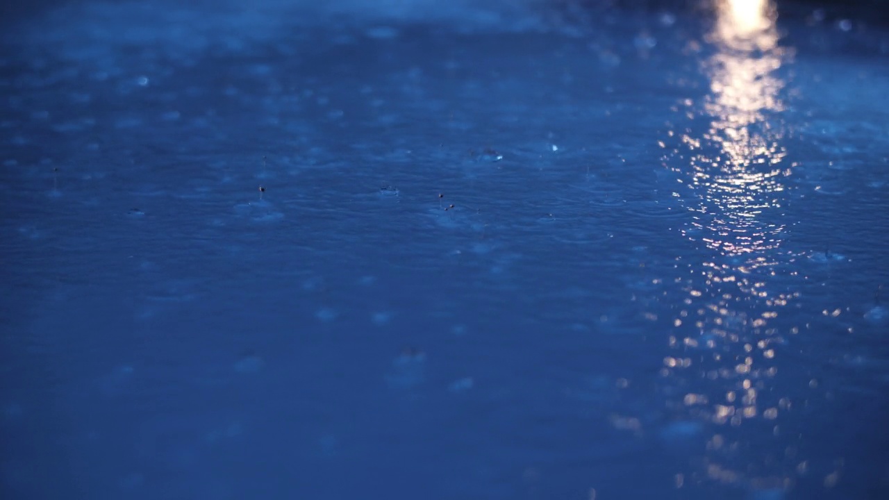 夜池里雨滴的特写视频素材