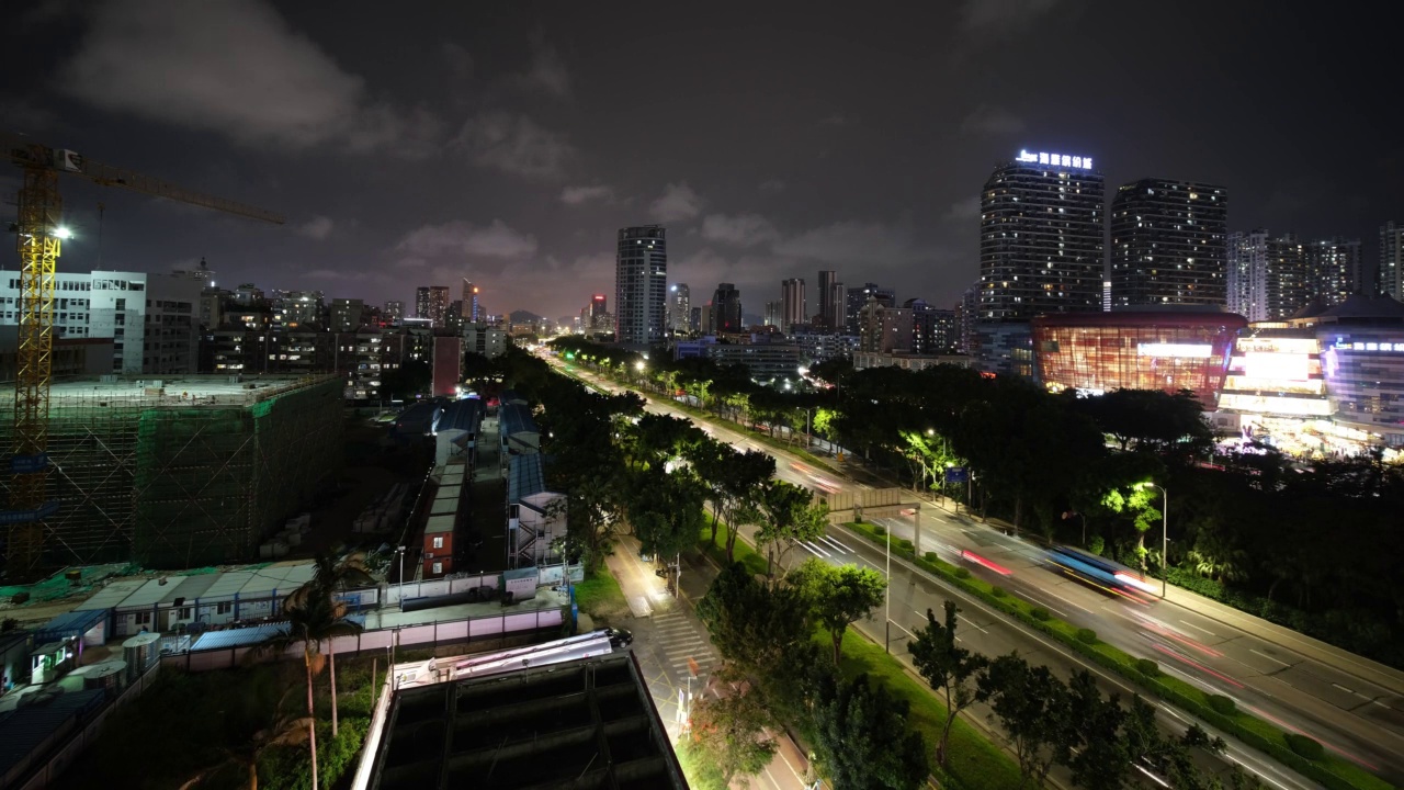 从屋顶俯瞰繁忙的高速公路、购物中心和高层建筑，地平线上的云和闪电。闪电的时间流逝与深圳的街头生活视频素材