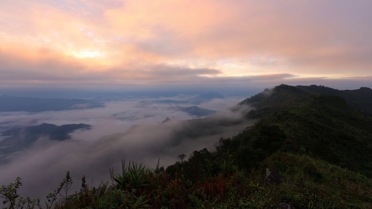 时间流逝的美丽的自然与雾流动在高山在早晨。视频素材