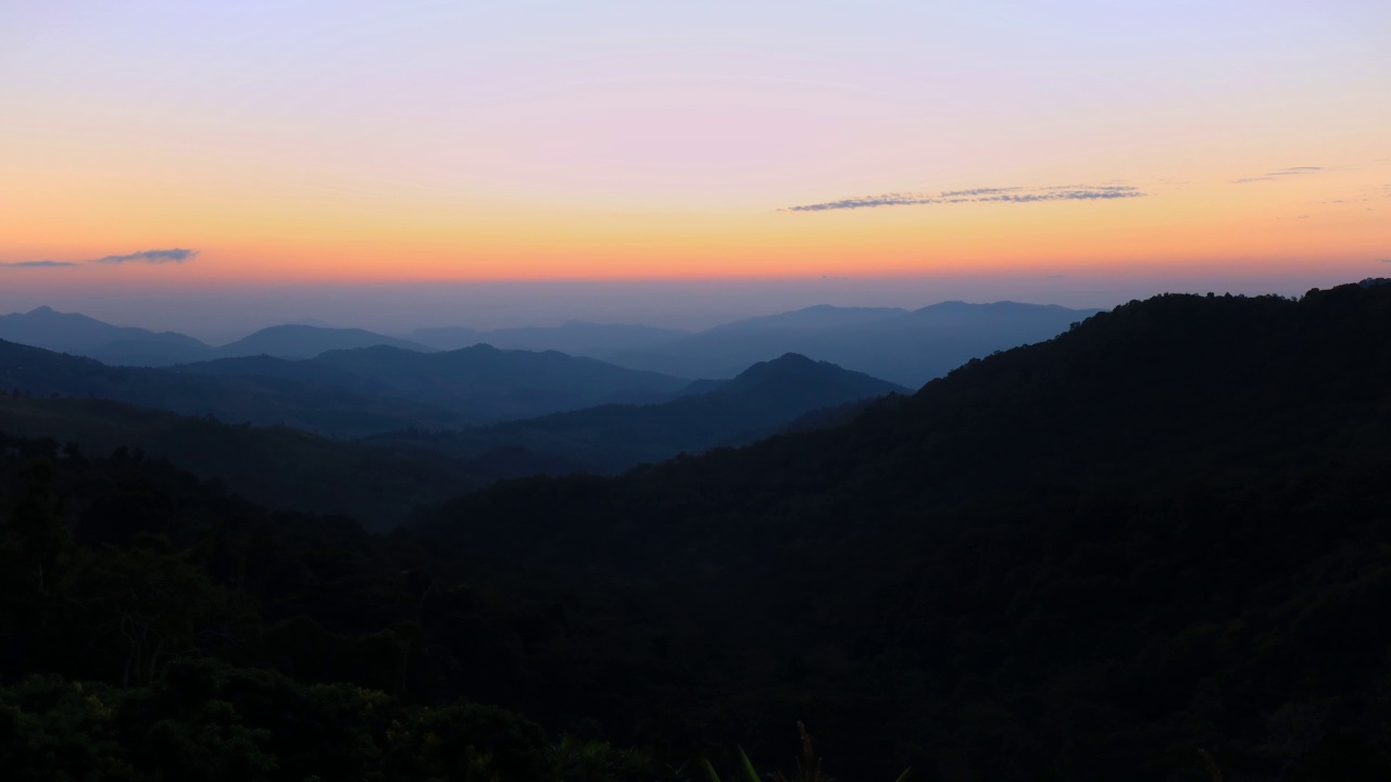 时光流逝的美丽自然在高山的夕阳下。视频素材