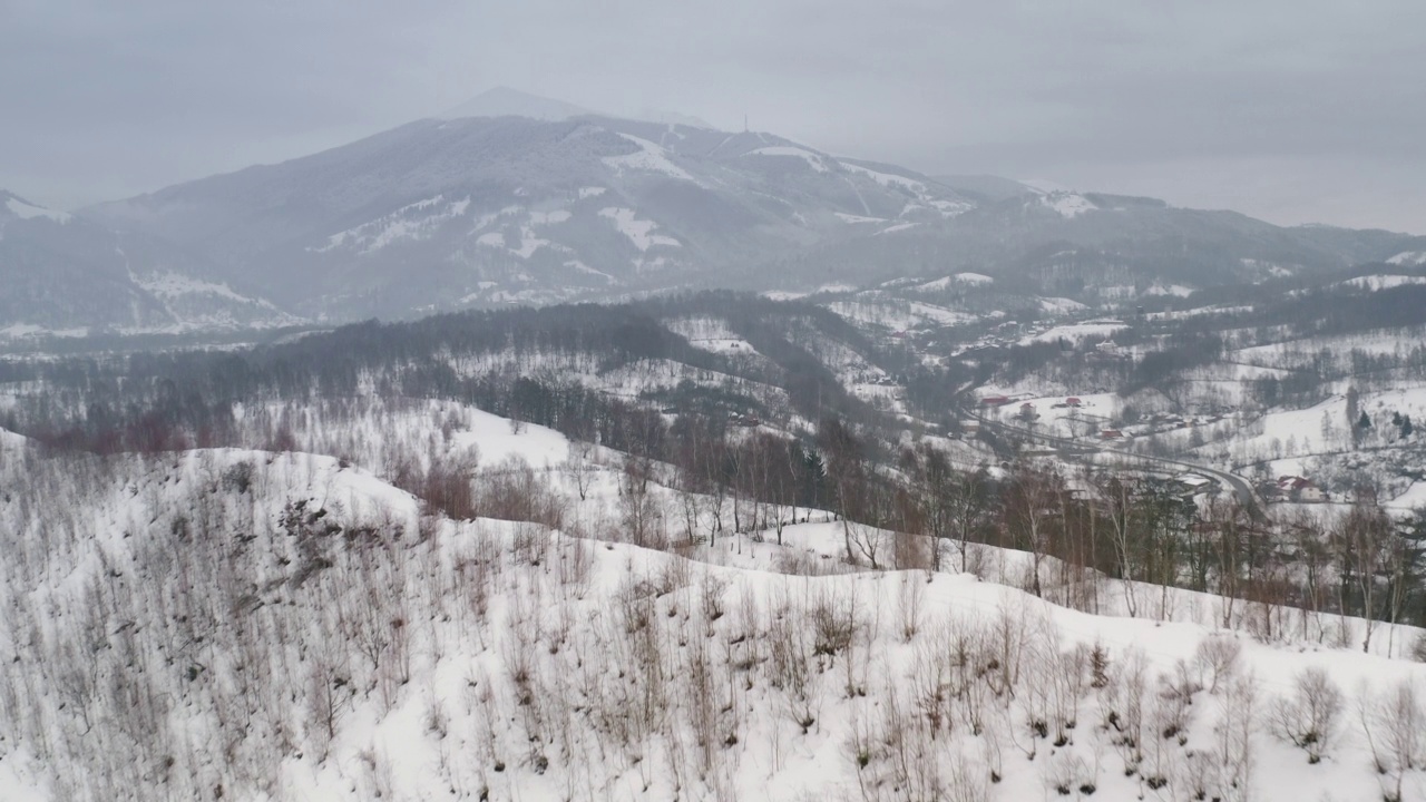 白雪覆盖的喀尔巴阡山脉鸟瞰图视频素材