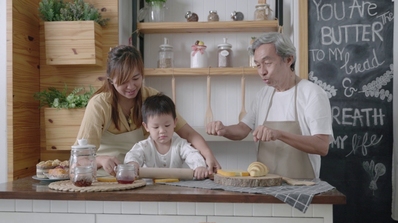 亚洲家庭在家里的厨房一起做饭的场景视频素材