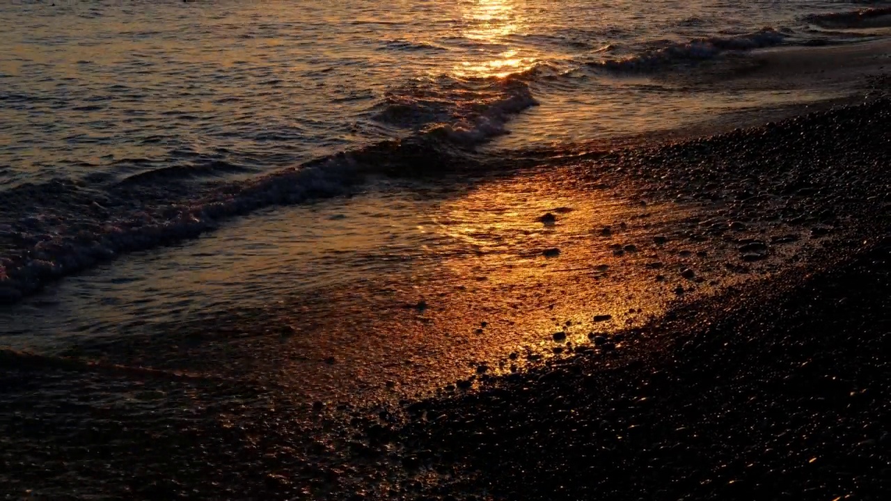 日出时美妙的海浪视频素材