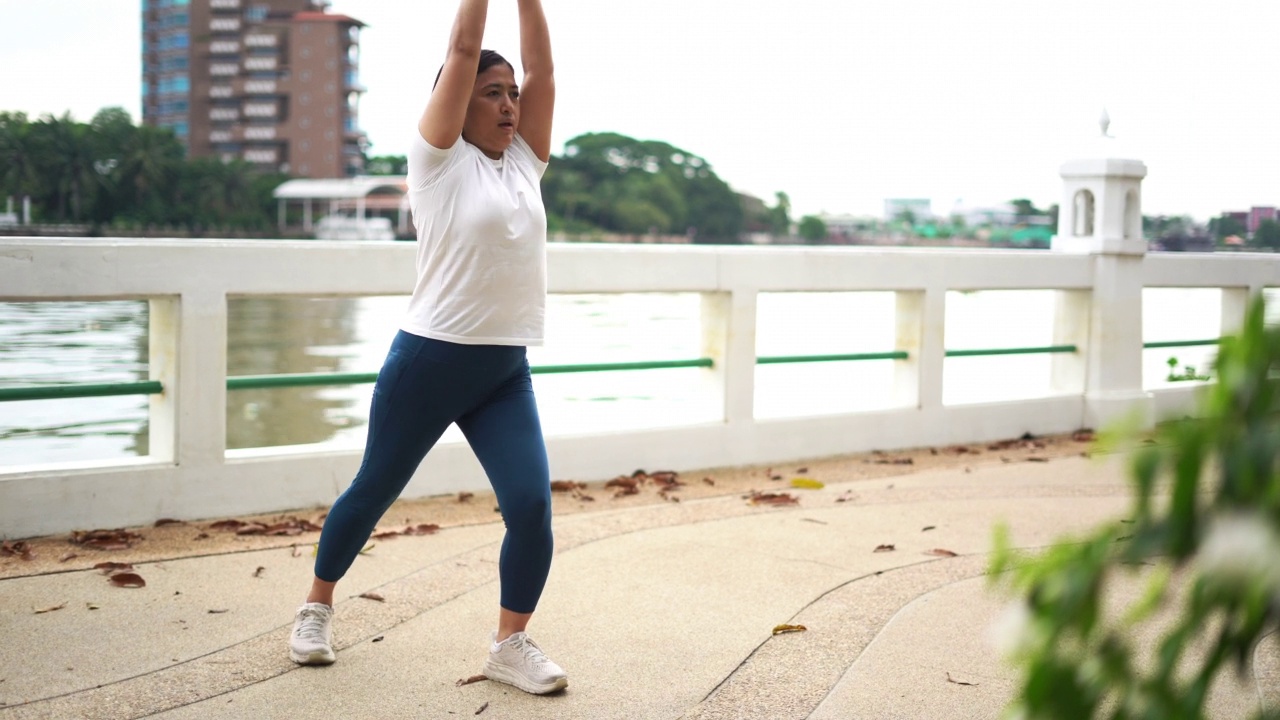 女人户外锻炼视频素材